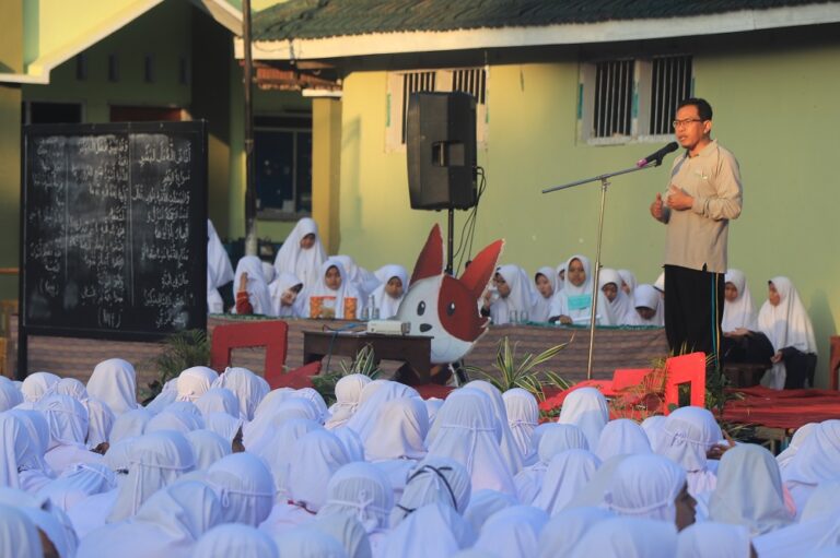 Opening Language Activities; penekanan atas di-gong-kannya kembali kegiatan berbahasa setelah lama berlibur