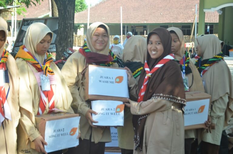 Perkemahan Kamis Jum’at (Perkajum) – mengasah kerjasama (Teamwork) santriwati.