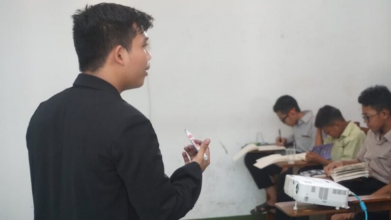 Workshop Tulis Menulis, Tingkatkan Literasi Santri