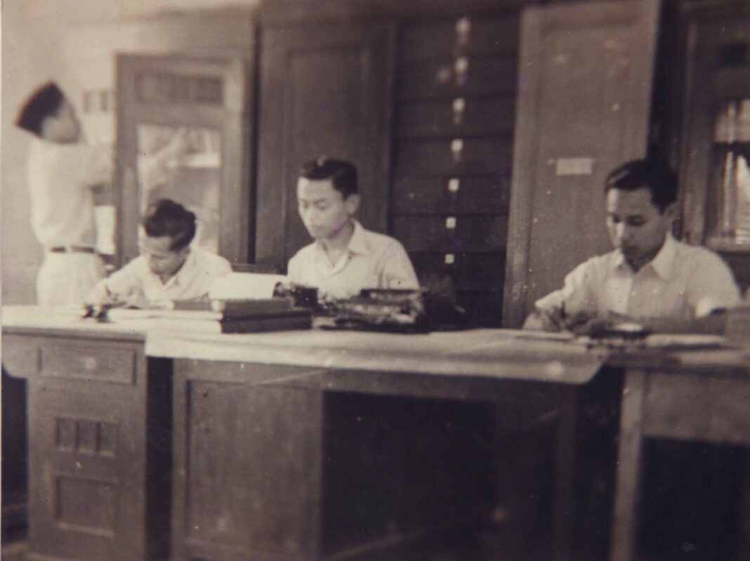Rutinitas kegiatan sehari-hari di bagian Keuangan Pondok Modern Gontor tahun 1958,( kepala bagian administrasi dari Kalimantan ). Dari kanan : H. Husaini, Khusnul Yakin ( Malaisya ) dan kawan-kawan.
