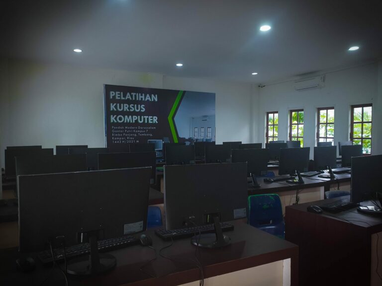 Pelatihan Microsoft Word Tingkatkan Keahlian Komputer Siswi Akhir KMI