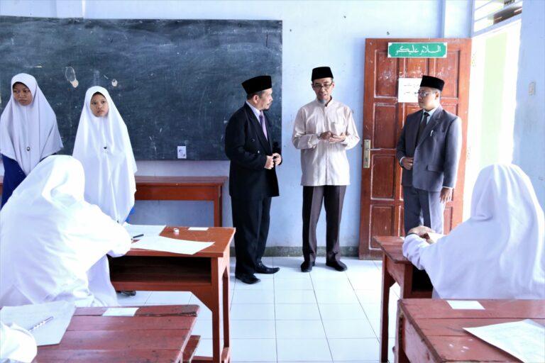 Nasihat Kiai M. Nasir Zein Pacu Semangat Belajar Santriwati