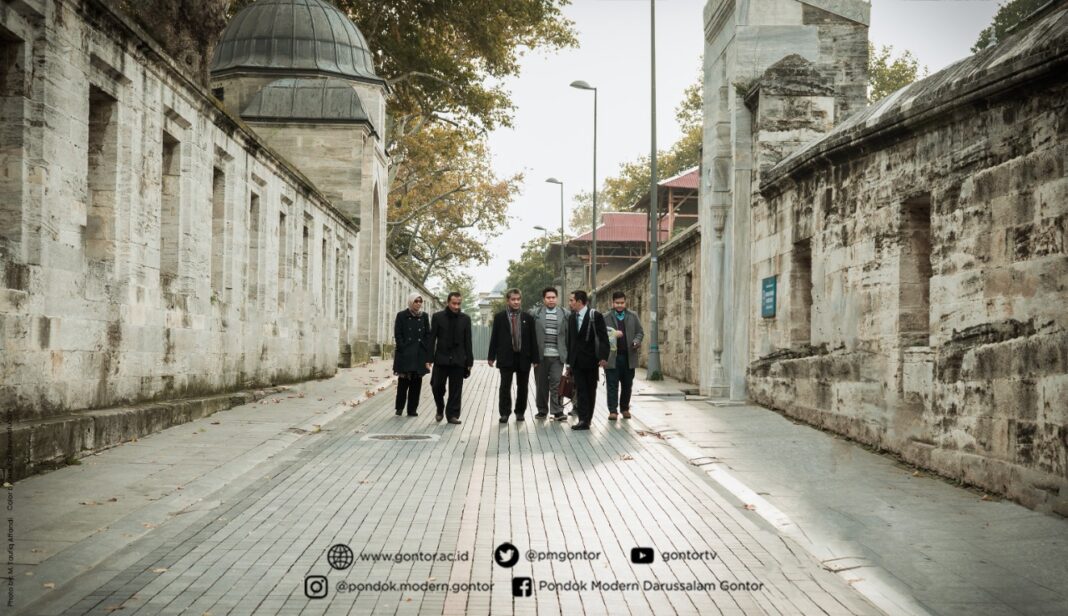 Rombongan Rektor UNIDA Gontor di Masjid Süleymaniye