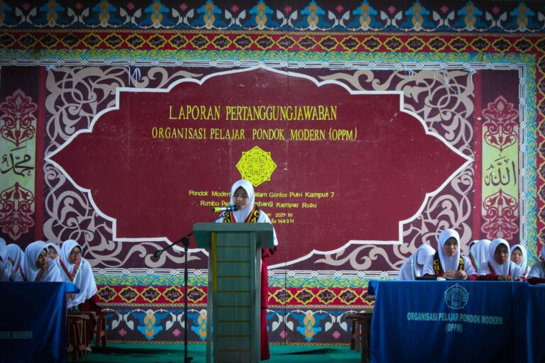 Santriwati kelas 5 Gontor Putri 2 Mempelajari Kitab Klasik