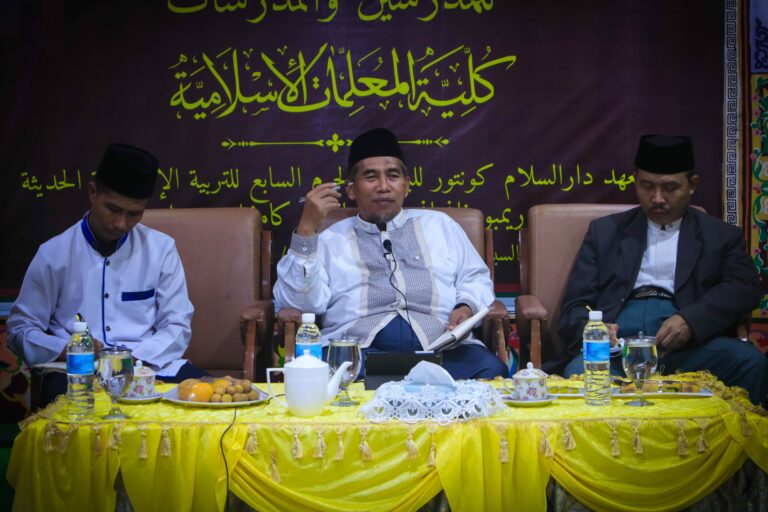 Direktur KMI, Arahkan Langsung Ujian Siswi Akhir