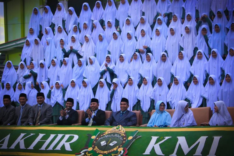 Extraordinary, Berfoto Bersama Direktur KMI