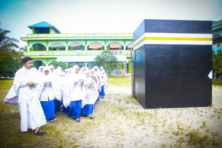 Praktik Manasik Haji Siswi Baru