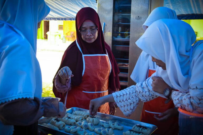 Bekali Siswi Akhir Dengan Membuat Roti