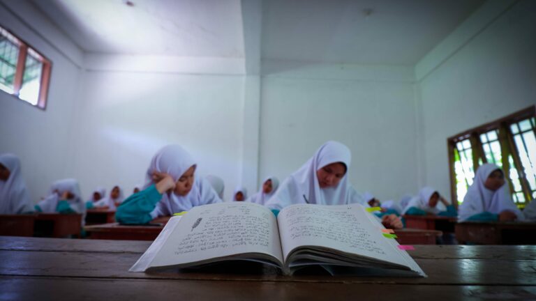 Good Luck! Seluruh Siswi Berjuang Hadapi Ulangan Umum