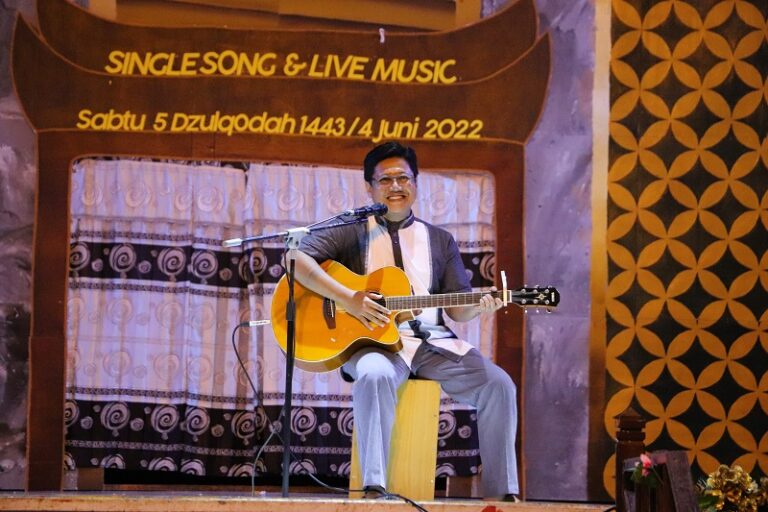 Petikan Gitar Wakil Direktur KMI Awali Lomba Single Song & Live Music