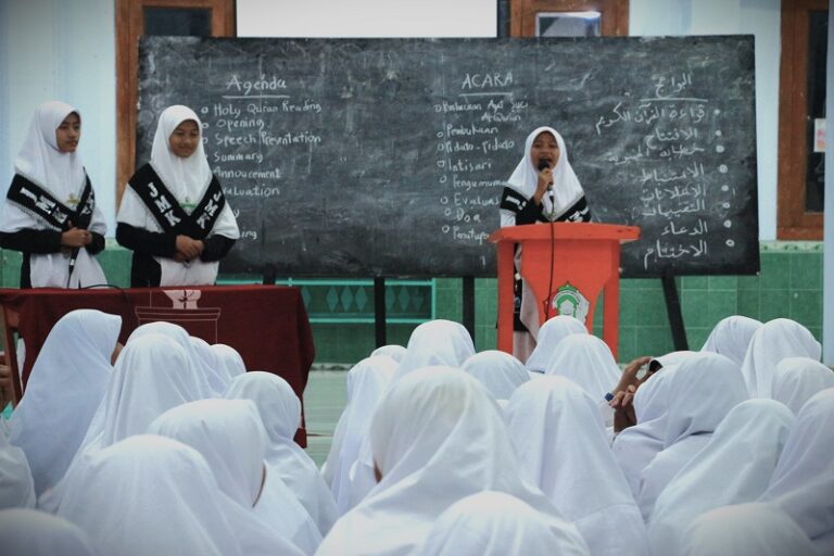 Via Simulasi, Santriwati Baru Belajar Cara Berpidato