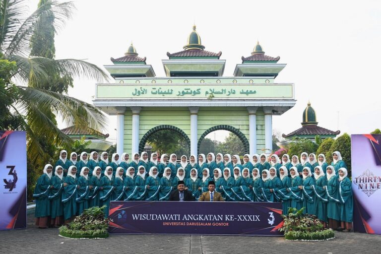Perfotoan Wisudawati 39 Gontor Putri Kampus 1 (Inspiring Generation) Sebagai Bentuk Rasa Syukur
