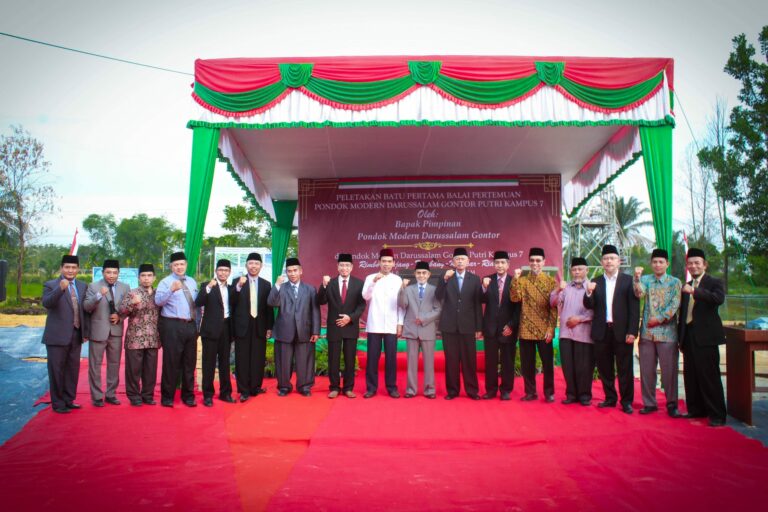 Haru, Pimpinan PMDG Hadiri Peletakan Batu Pertama Pembangunan Auditorium Gontor Putri Kampus 7.