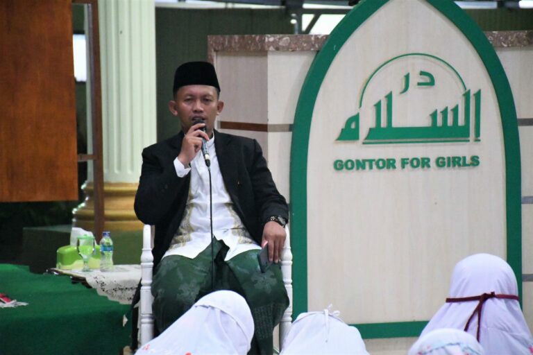 Wakil Direktur KMI Gontor Putri 1 Arahkan Santriyah Tulis Artikel Berbahasa Arab (Insya’)