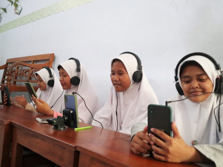 Lepas Rindu Santriwati lewat Layanan Video Call