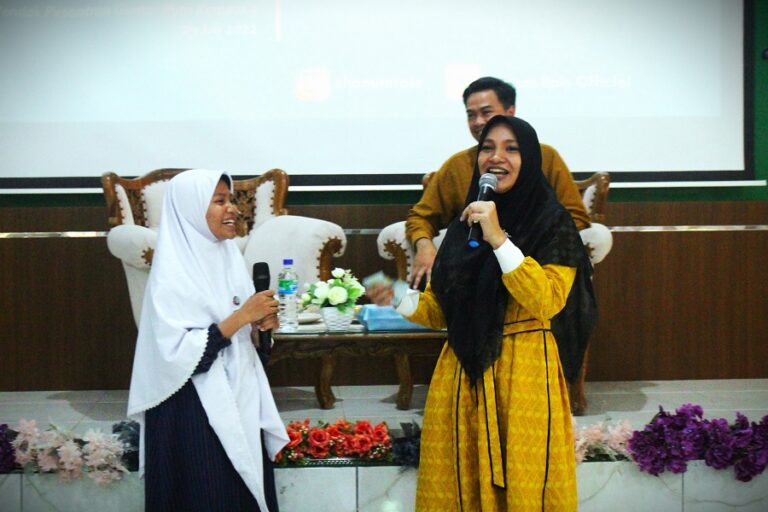 Lewat Seminar, Penulis 99 Cahaya di Langit Eropa Semangati Santriwati