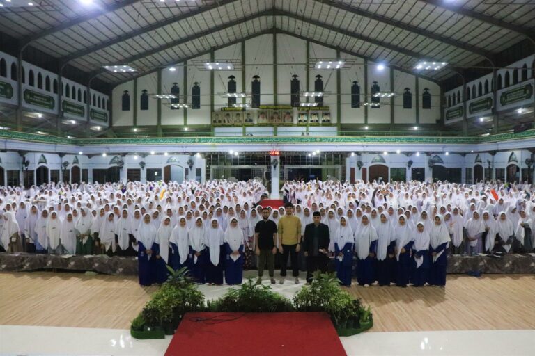 Penulis Best Seller Alvi Syahrin dan Ardhi Mohamad Inspirasi Santriyah Gontor Putri Kampus 1 dalam Menulis Lewat Seminar Pers dan Jurnalistik