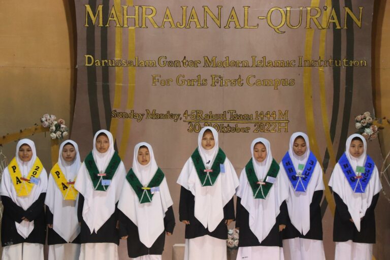 Gontor Terima Hibah Peralatan Laboratorium Kesehatan dari Bank Mandiri