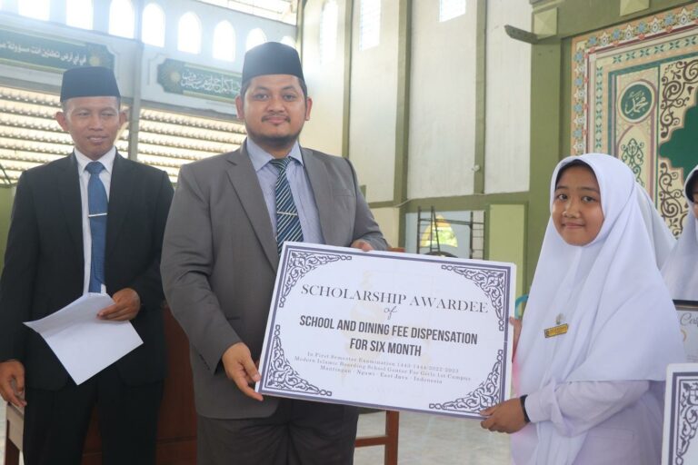 Pondok Modern Darussalam Putri 1 Membagikan Nilai Kejujuran Melalui Pembagian Rapor