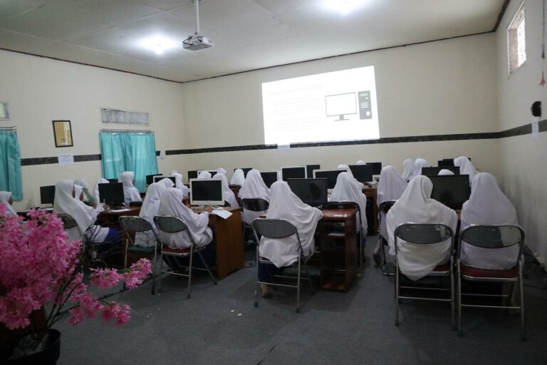 Topang Wawasan Santriyah akan Teknologi Komputerisasi, Gontor Putri 1 Adakan Seminar Mengetik