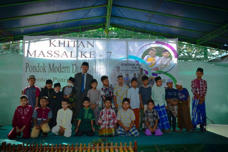 Khitan Massal : Perkokoh Ukhuwah Gontor dan Masyarakat