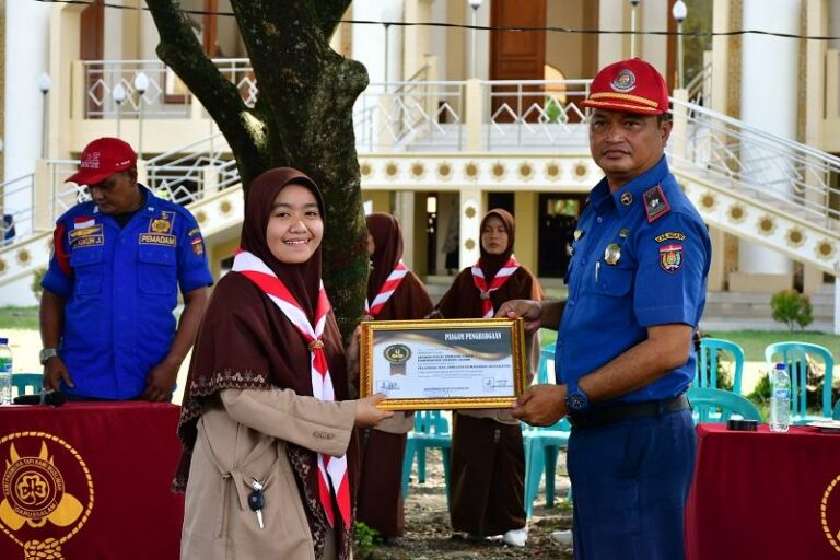 PELATIHAN DAN SIMULASI PEMADAMAN KEBAKARAN