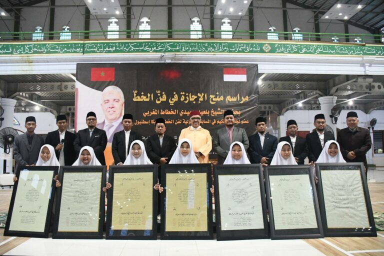 Berikan Ijazah Khat, Syaikh Belaid Hamidi Al-Khattath  Bubuhi Langsung Autograf di Atasnya