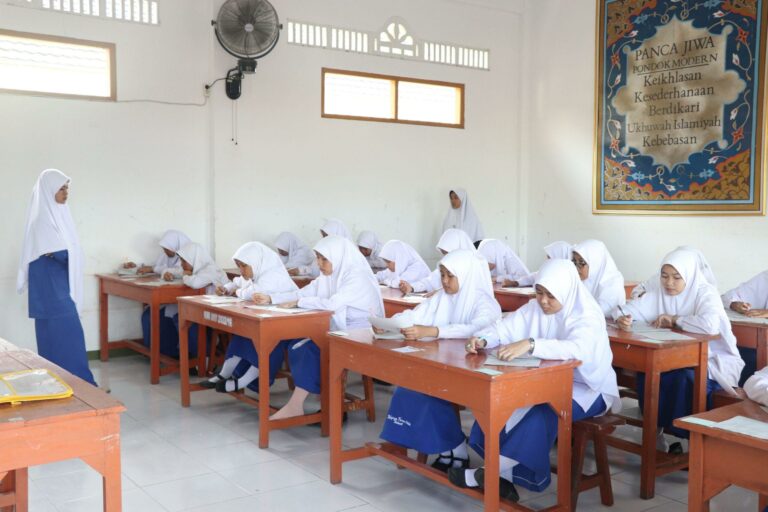 12 Hari, Santriwati Tempuh Imtihan Tahriri