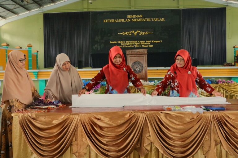 Seminar Keterampilan Membatik Taplak  Oleh Ustadzah Umi fadhilah, Ustadzah Istirokah, dan Ustadzah Fitri Diana Lestari  Bersama kelas 5 KMI PMDG Kampus Putri 3