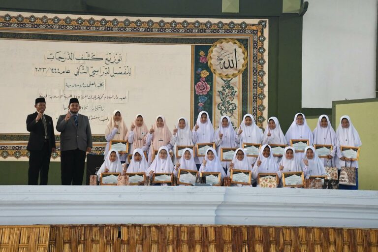 Evaluasi Kemampuan Santriyah Pondok Modern Darussalam Gontor Putri Kampus 1 dalam Pembagian Rapor Semester Kedua