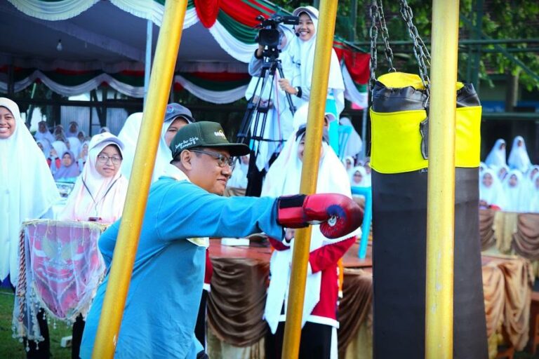 Wakil Direktur KMI Tinju Sandsack, Simbolis Dimulainya Porseni