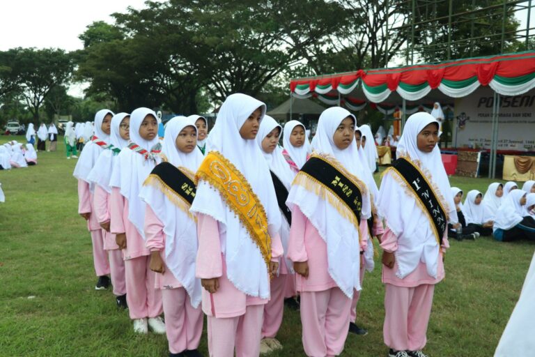 Perkuat Ukhuwah, Santriwati Baru Ikuti Haflah Wuddiyah
