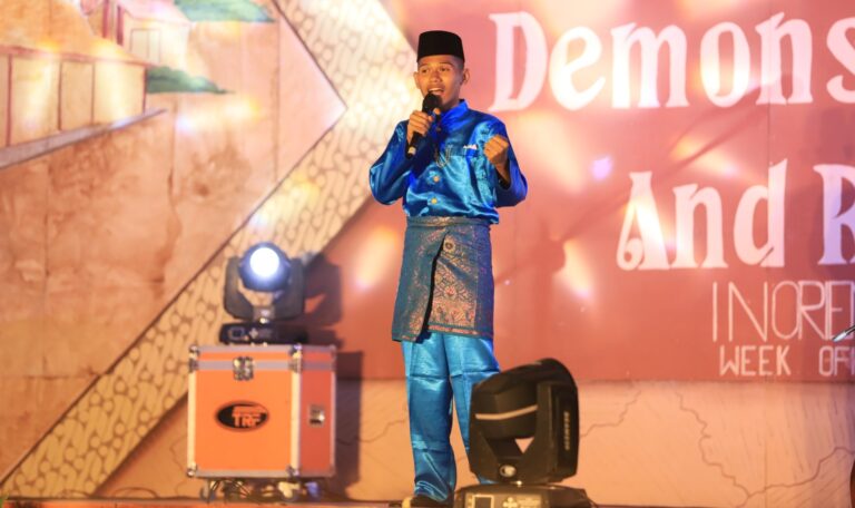 Pertunjukan Memukau dengan Bahasa Tradisional dan Internasional dalam Demonstrasi Bahasa