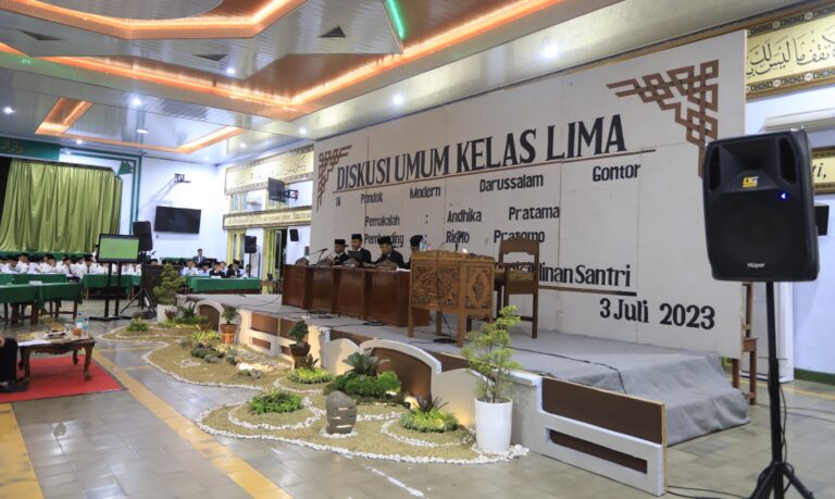 Diskusi Umum Kelas 5 KMI: “Keteladanan Pengurus Rayon terhadap Kedisiplinan Santri”