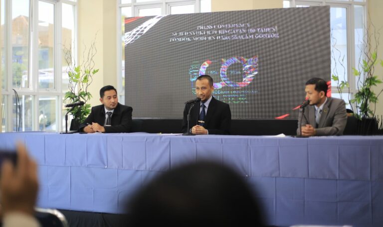 PRESS RELEASE: Sujud Syukur & Khataman Al-Quran Serentak serta Penulisan Mushaf Tandai 100 Tahun Gontor