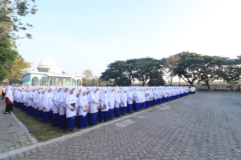 Ujian Tulis untuk Perkuat Mental dan Jiwa Spiritual Santriwati