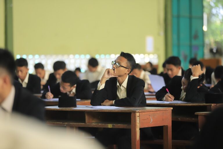Siswa Akhir KMI 2024 Hadapi Ujian Tulis Dengan Percaya Diri