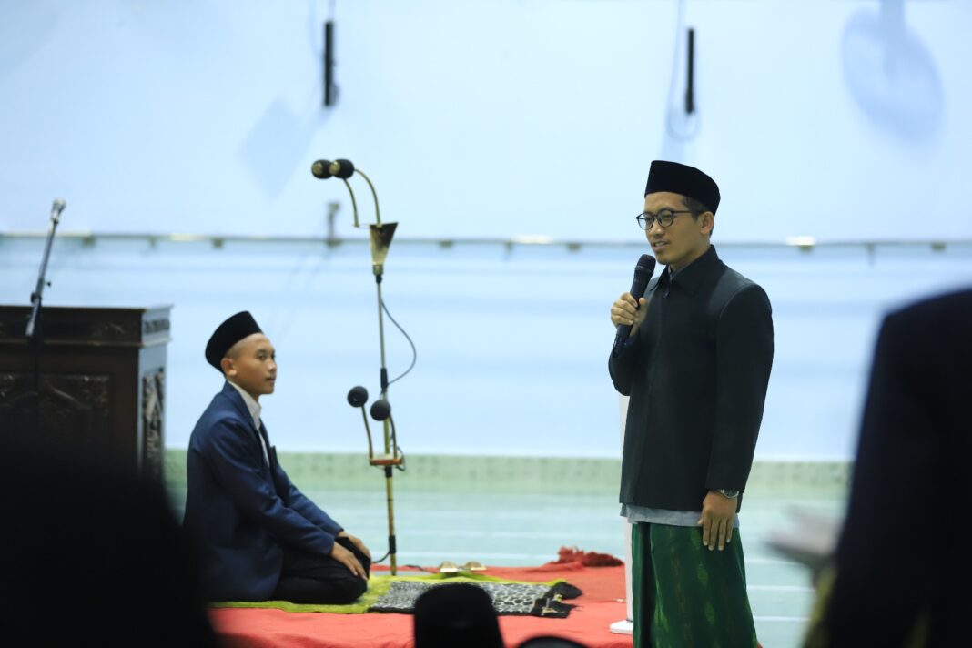Pimpinan Pondok Al-Muqoddasah, Al-Ustadz H. Saidil Yusron, S.Th.I., M.A. memberikan pelatihan imamah.