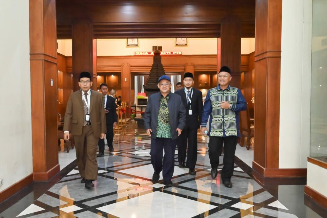 Mendikdasmen, Prof. Dr. Abdul Mu'ti, M.Ed tiba di Bandara Juanda, Surabaya. Kedatangannya disambut hangat oleh Wakil Direktur KMI