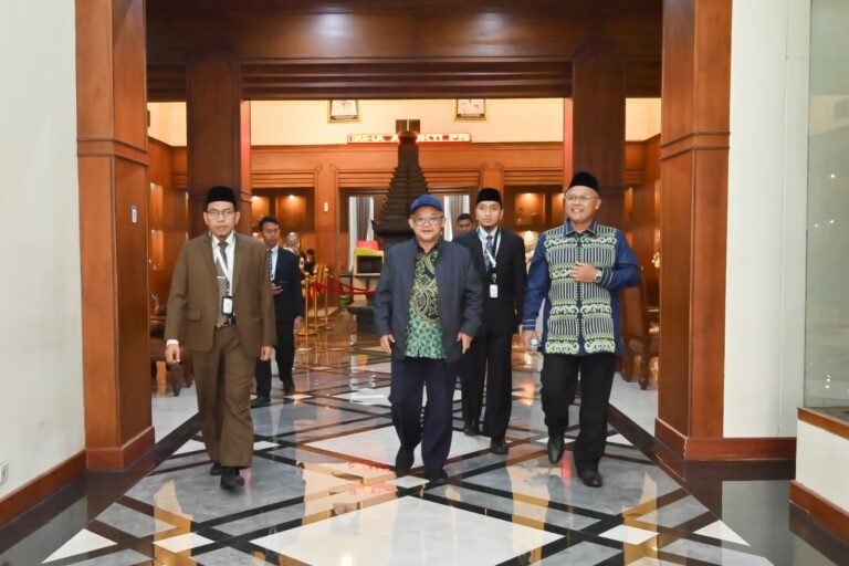 Tiba di Surabaya, Mendikdasmen Disambut Langsung oleh Wakil Direktur KMI