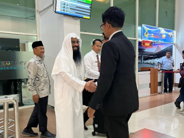 Kepala Atase Agama Kedutaan Besar Arab Saudi, Sheikh Ahmed bin Essa Al-Hazimi Mendarat di Bandara Adi Soemarmo Solo