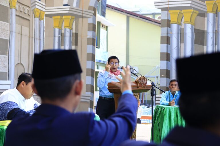 Adu Retorika Sengit di Final Debat Gontor Language Championship 2025