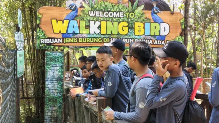 Petualangan Ilmiah Santri Gontor di Eco Green Park, Taman Ekosistem Terbesar di Indonesia