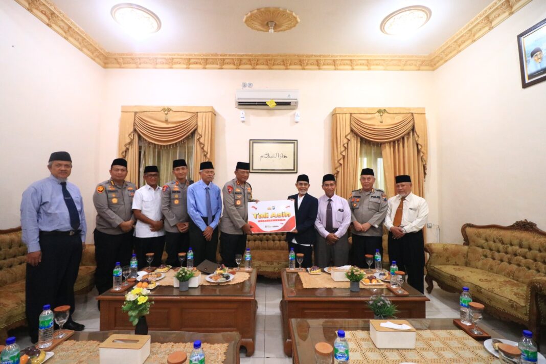 Kapolda Jatim Kunjungi Gontor, Sampaikan Kesan Mendalam dan Dukung Peringatan 100 Tahun PMDG