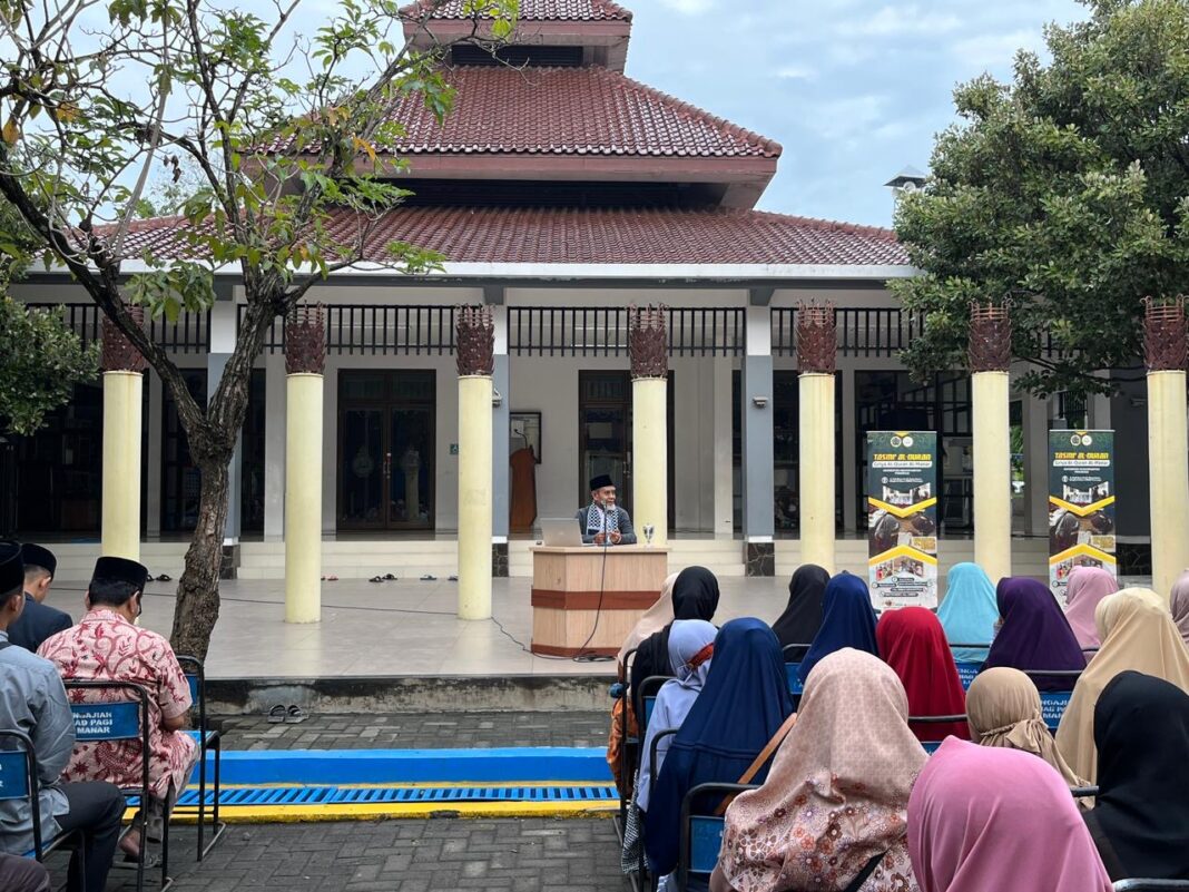 K.H. Hasan Abdullah Sahal Hadiri Pengajian Ahad Pagi di Masjid Al-Manaar UMPO