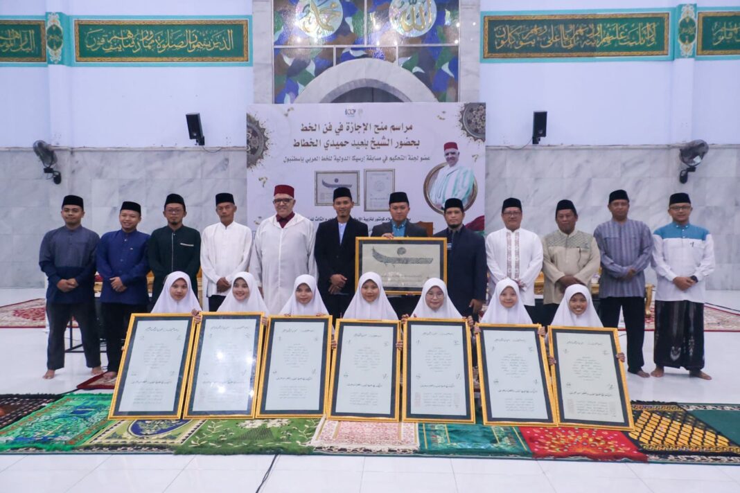 Syekh Belaid Hamidi Sahkan Delapan Ijazah Khat di Gontor Putri Kampus 3
