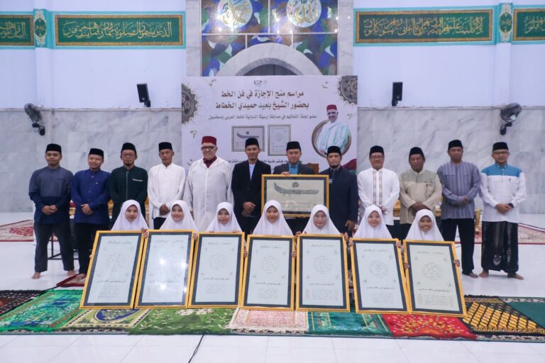 Syekh Belaid Hamidi Sahkan Delapan Ijazah Khat di Gontor Putri Kampus 3