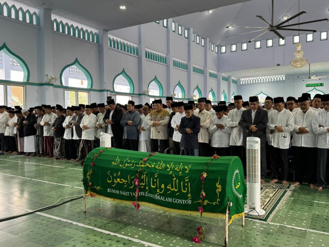 Ribuan Pelayat Antar Pemakaman Prof. Dr. KH Amal Fathullah Zarkasyi