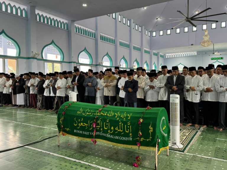 Ribuan Pelayat Antar Pemakaman Prof. Dr. KH Amal Fathullah Zarkasyi