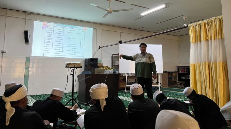 Mahasiswa KKN Internasional UNIDA Gontor Gelar Program Edukatif bagi Santri di Penang